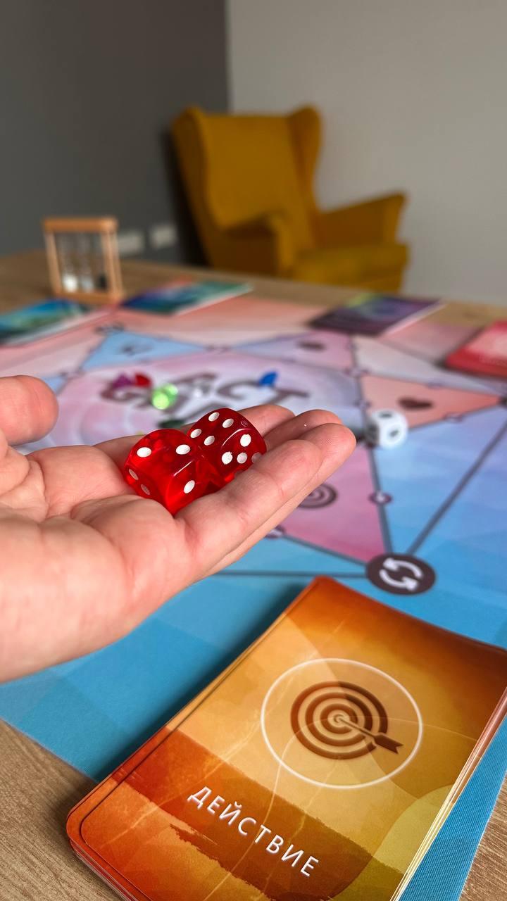 Кубики и карточка «Действие» на игровом поле ACT GAME